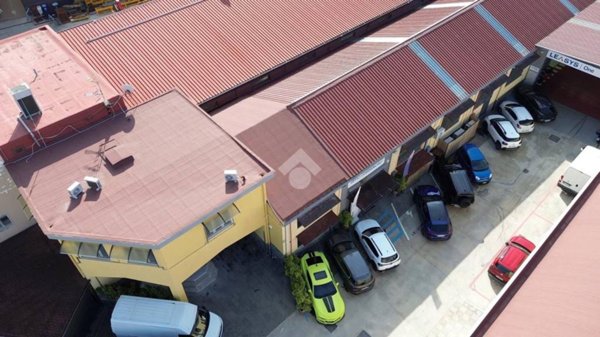 locale commerciale in vendita a San Giorgio a Cremano