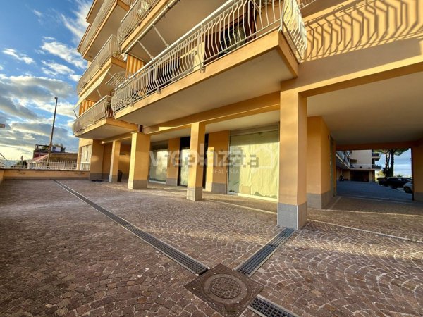locale commerciale in vendita a San Sebastiano al Vesuvio