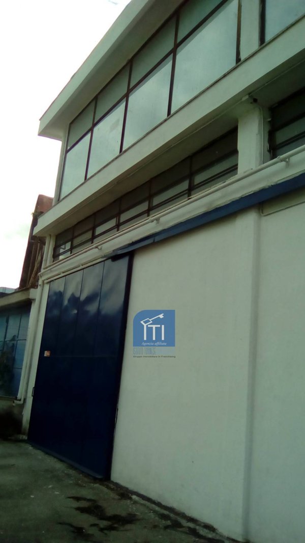 locale commerciale in vendita a Sant'Antimo