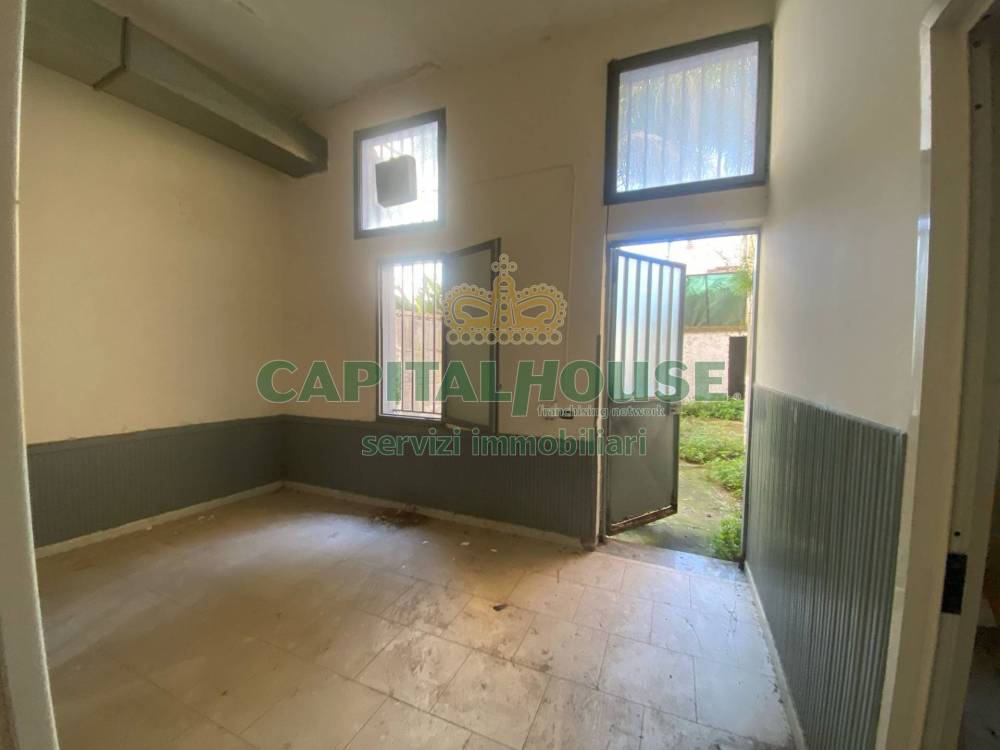 locale commerciale in vendita a Saviano