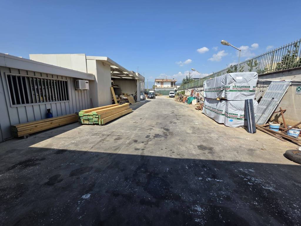 locale commerciale in vendita a Saviano