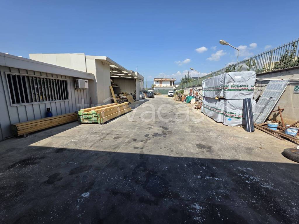 locale commerciale in vendita a Saviano