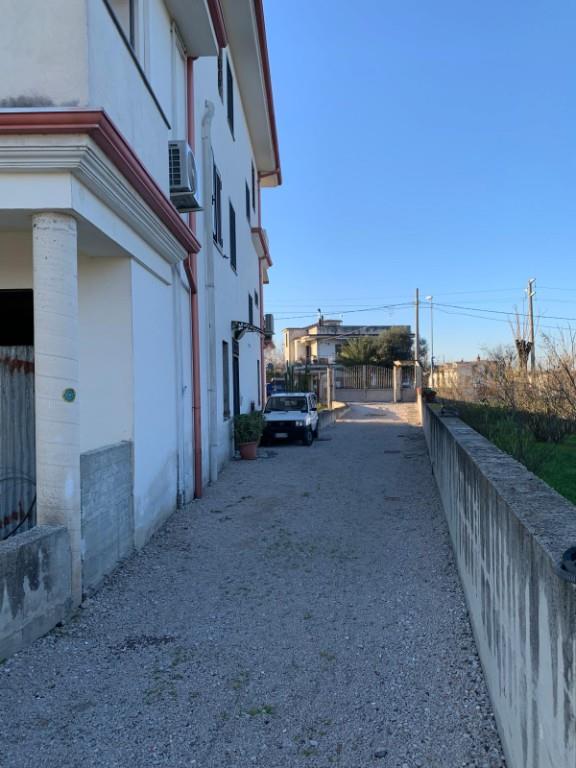 locale commerciale in vendita a Saviano