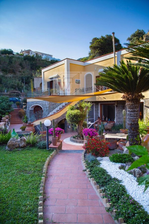 casa indipendente in vendita a Serrara Fontana
