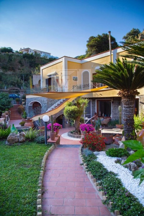 casa indipendente in vendita a Serrara Fontana