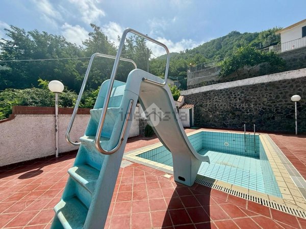 casa indipendente in vendita a Serrara Fontana