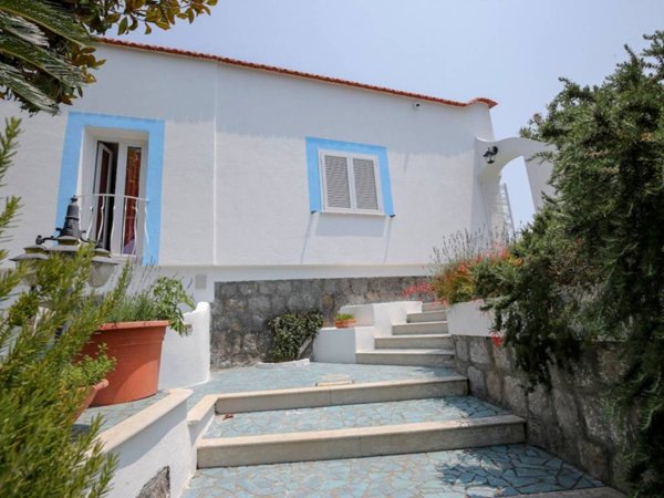 casa indipendente in vendita a Serrara Fontana