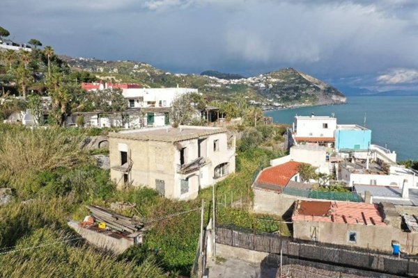 casa indipendente in vendita a Serrara Fontana