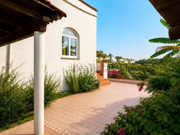 casa indipendente in vendita a Serrara Fontana