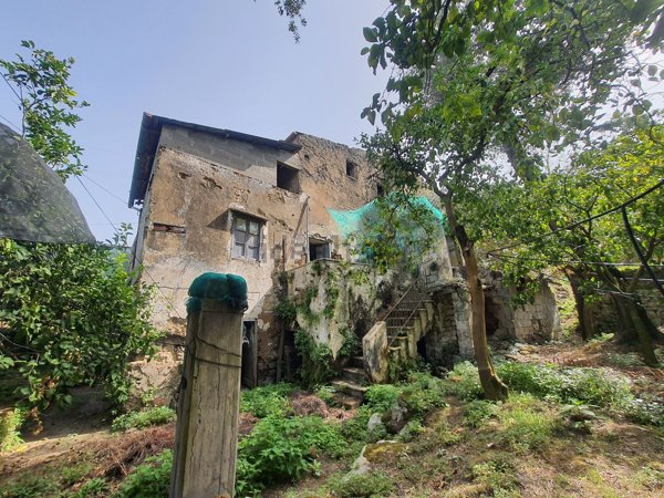 casa indipendente in vendita a Sorrento in zona Casarlano