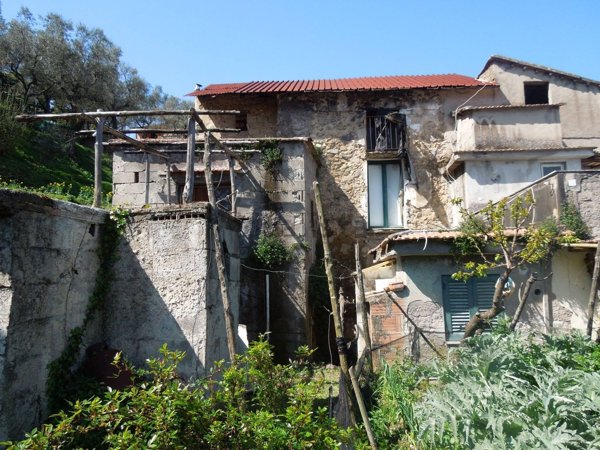 esavano in vendita a Sorrento in zona Priora