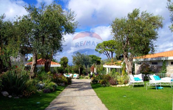 locale commerciale in vendita a Sorrento