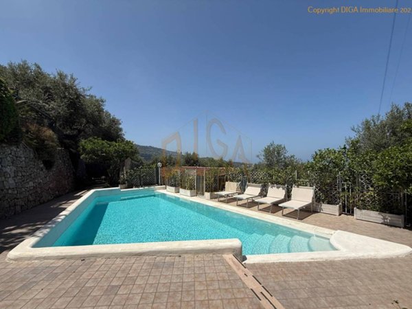 casa indipendente in vendita a Sorrento in zona Casarlano