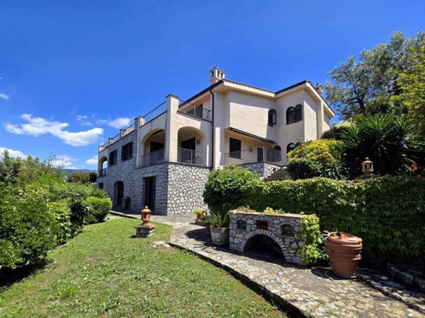 casa indipendente in vendita a Sorrento in zona Casarlano