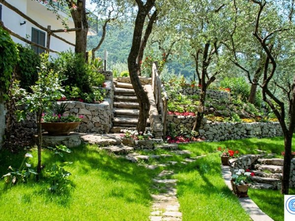 casa indipendente in vendita a Sorrento in zona Casarlano