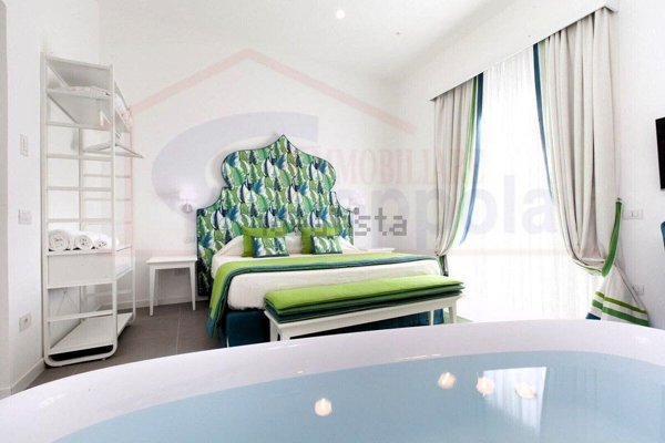 appartamento in vendita a Sorrento in zona Santa Lucia