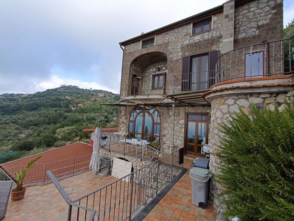 casa indipendente in vendita a Sorrento in zona Cesarano