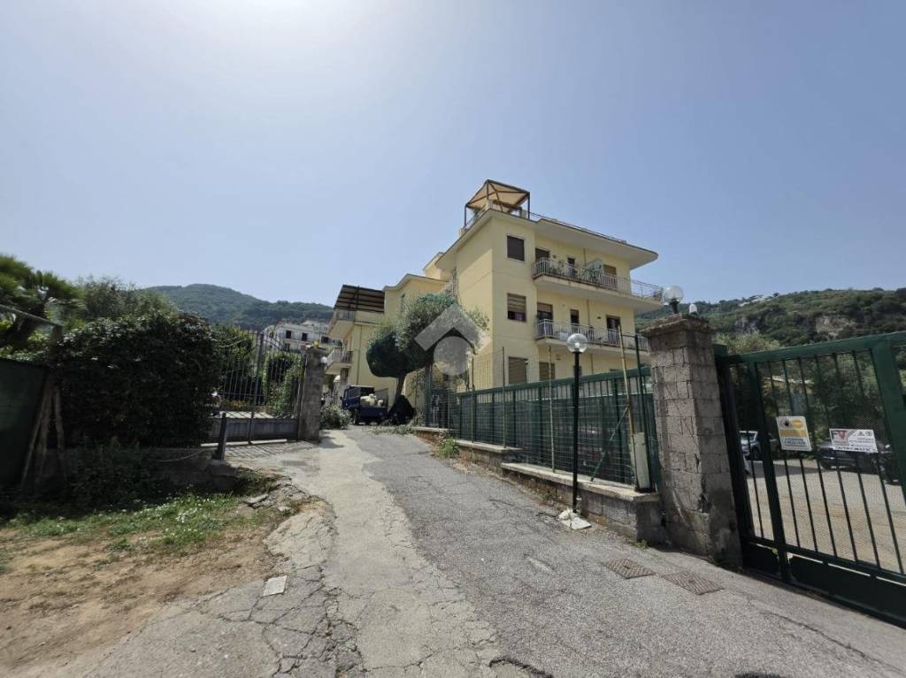 appartamento in vendita a Sorrento in zona Cesarano