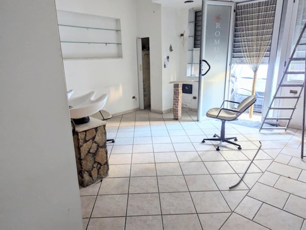 locale commerciale in vendita a Torre Annunziata