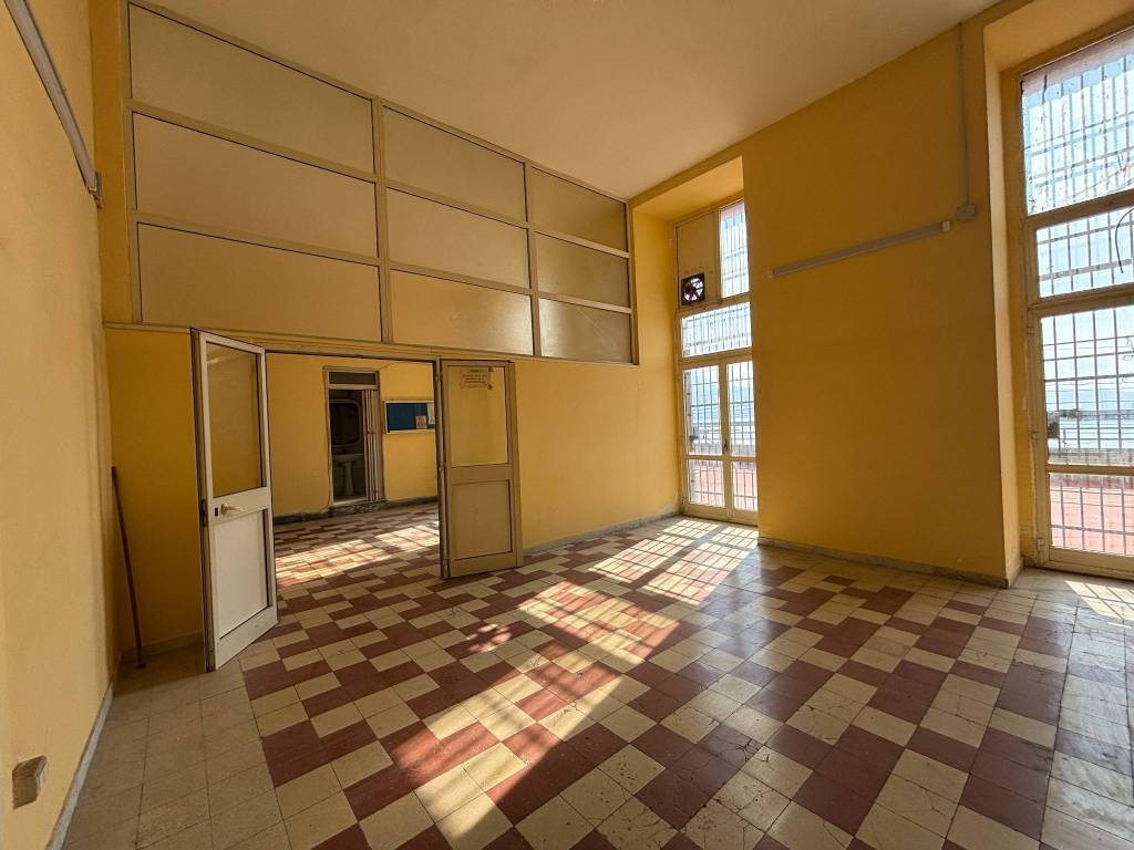 negozio in vendita a Torre Annunziata in zona Sannino