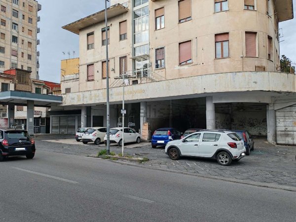 locale commerciale in vendita a Torre Annunziata