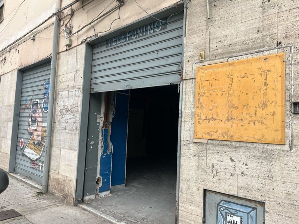 locale commerciale in vendita a Torre Annunziata