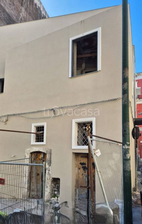 locale commerciale in vendita a Torre Annunziata