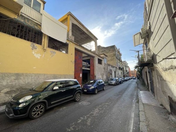 locale di sgombero in vendita a Torre Annunziata