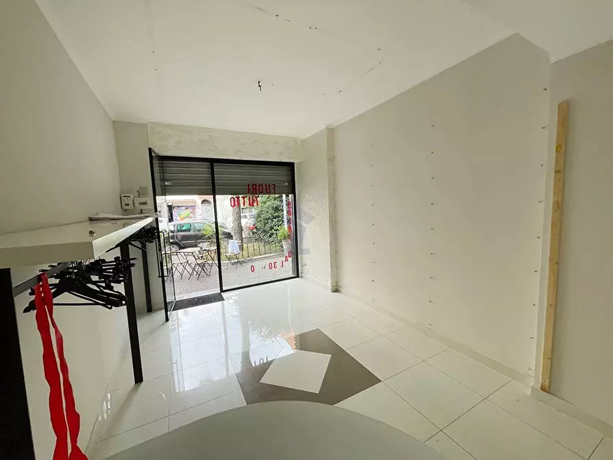 locale commerciale in vendita a Torre Annunziata