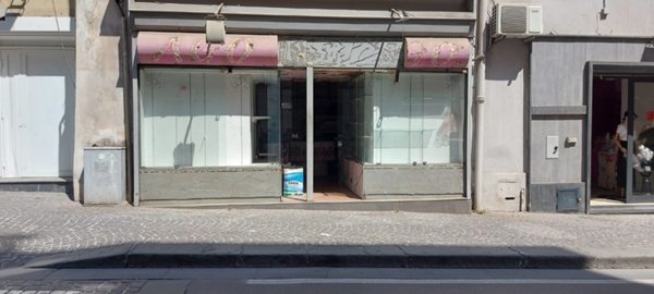 locale commerciale in vendita a Torre Annunziata