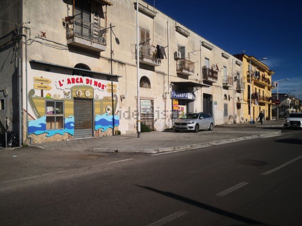 locale commerciale in vendita a Torre Annunziata in zona Cipriani
