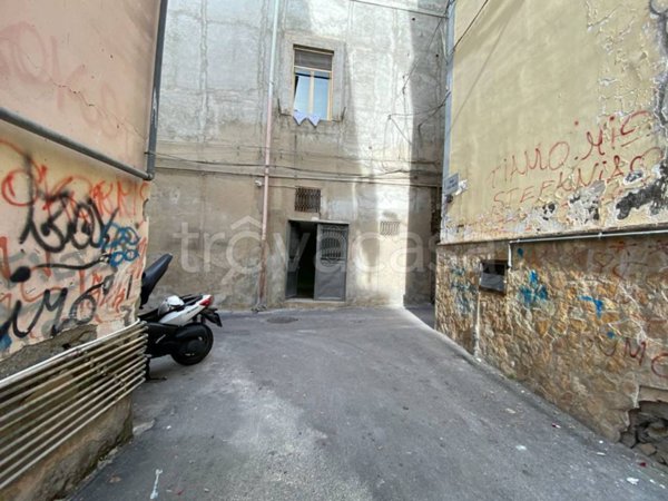 locale di sgombero in vendita a Torre del Greco