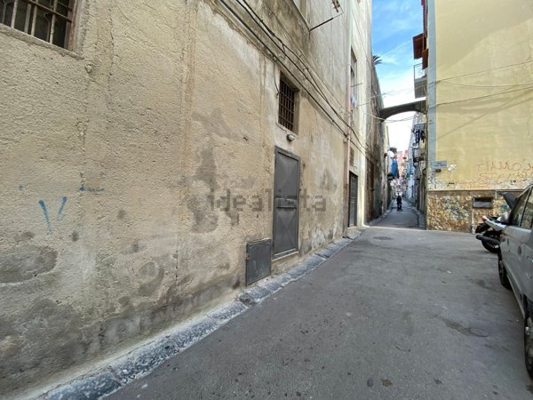 locale di sgombero in vendita a Torre del Greco