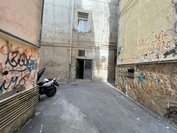 locale di sgombero in vendita a Torre del Greco