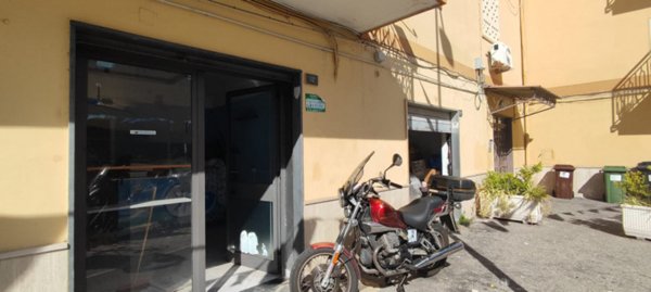locale commerciale in vendita a Torre del Greco in zona Centro Città