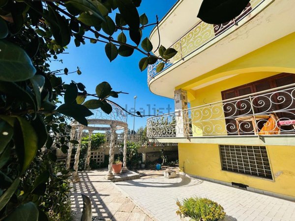pentavano in vendita a Torre del Greco in zona Leopardi