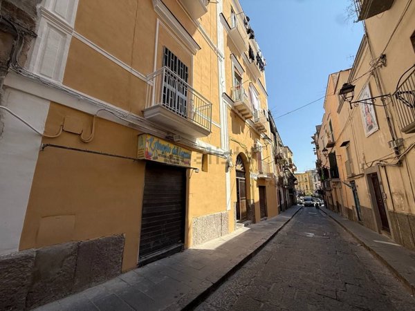 locale commerciale in vendita a Torre del Greco in zona Centro Città