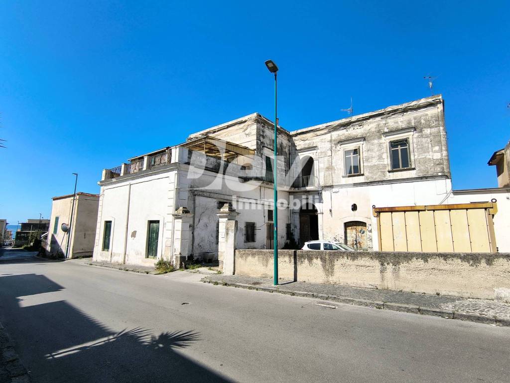 intera palazzina in vendita a Torre del Greco in zona Litoranea