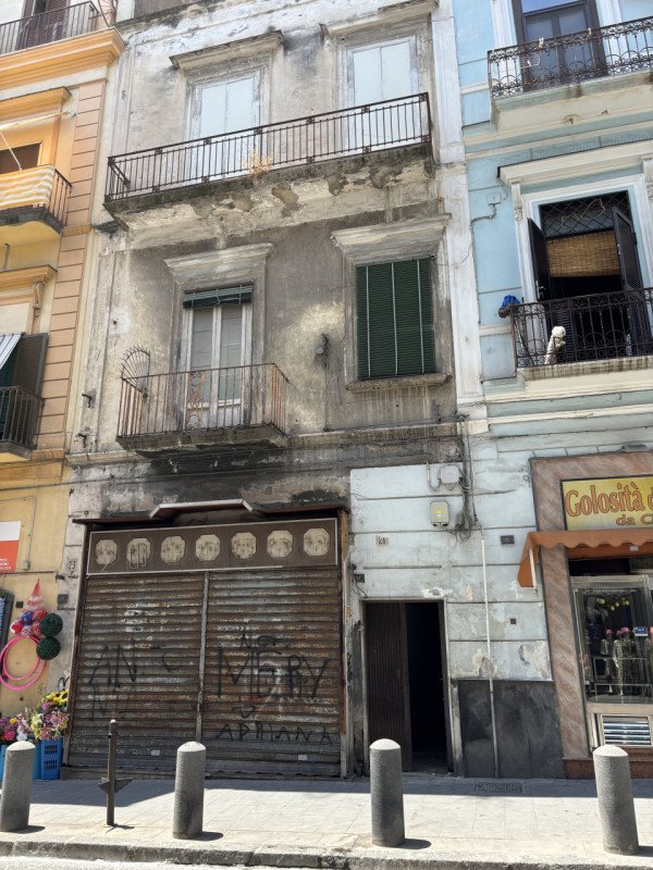 locale commerciale in vendita a Torre del Greco