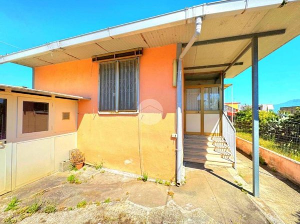 casa indipendente in vendita a Torre del Greco in zona Santa Maria la Bruna