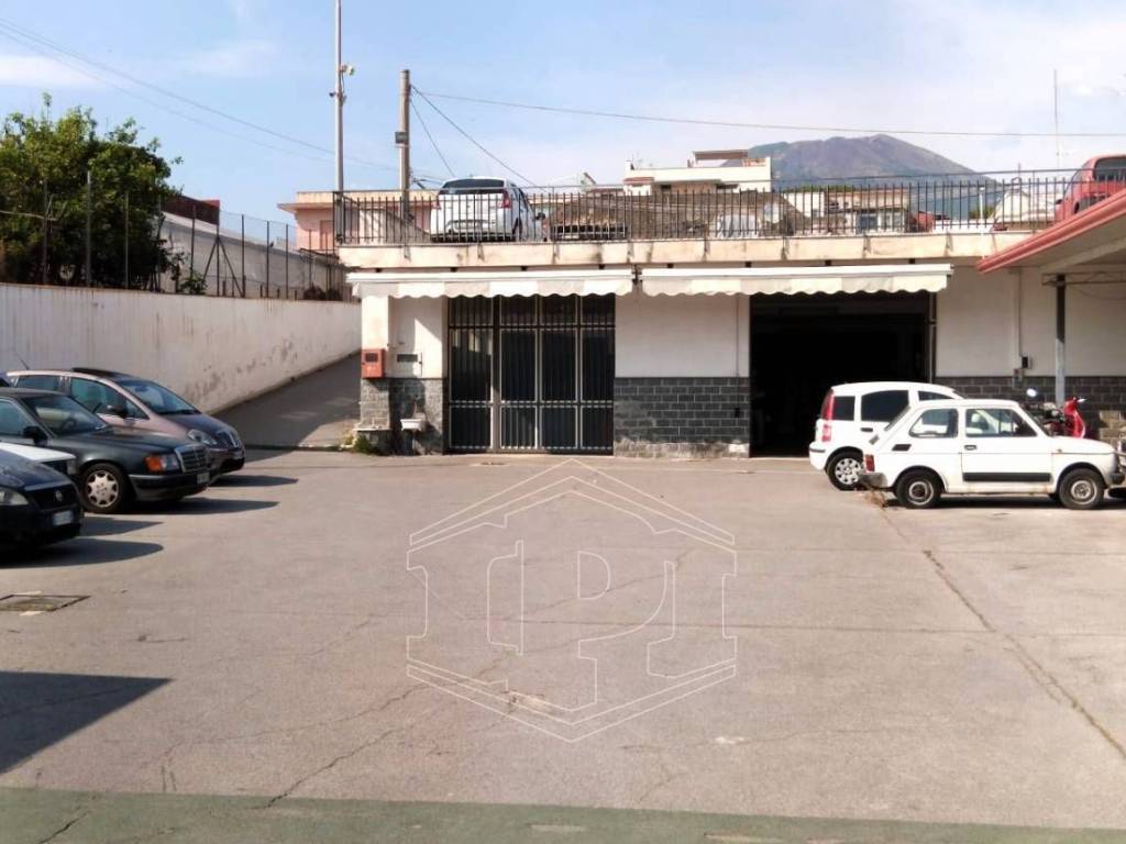 locale commerciale in vendita a Torre del Greco