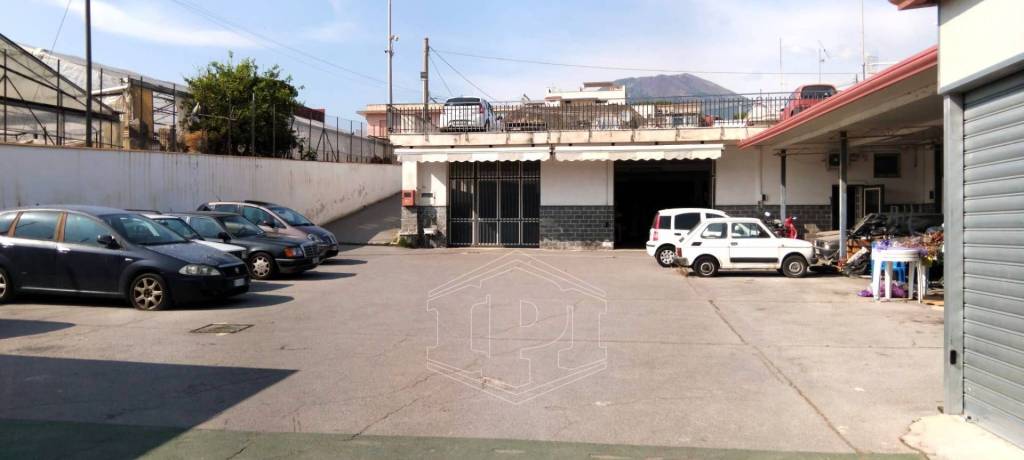 locale commerciale in vendita a Torre del Greco