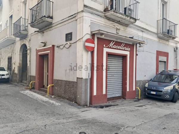 locale commerciale in vendita a Torre del Greco in zona Centro Città