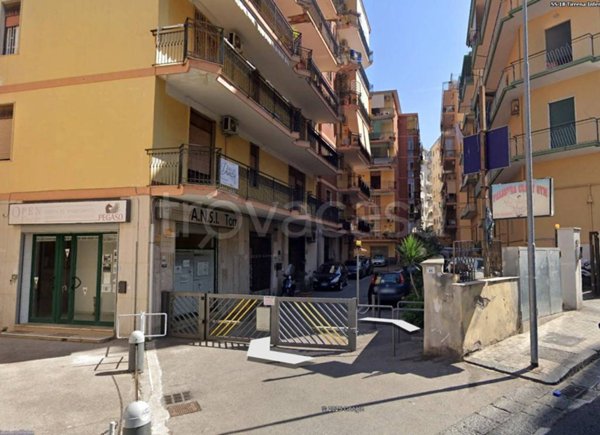 locale commerciale in vendita a Torre del Greco