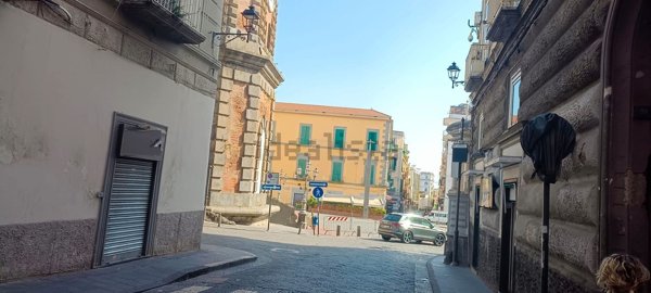 locale commerciale in vendita a Torre del Greco