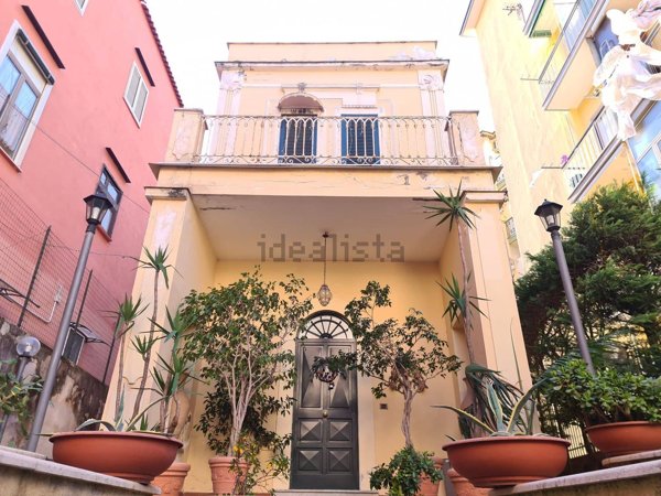 quadrivano in vendita a Torre del Greco in zona Centro Città