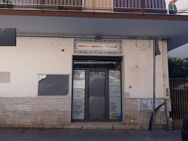 locale commerciale in vendita a Torre del Greco in zona Centro Città