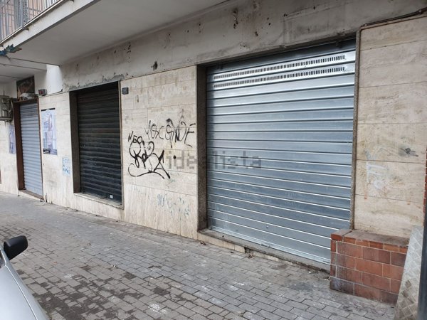 locale commerciale in vendita a Torre del Greco in zona Centro Città