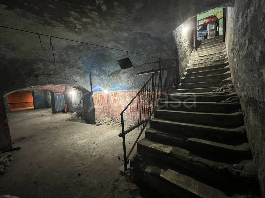 locale commerciale in vendita a Torre del Greco in zona Centro Città