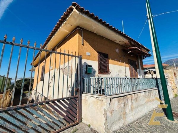 casa indipendente in vendita a Torre del Greco in zona Litoranea